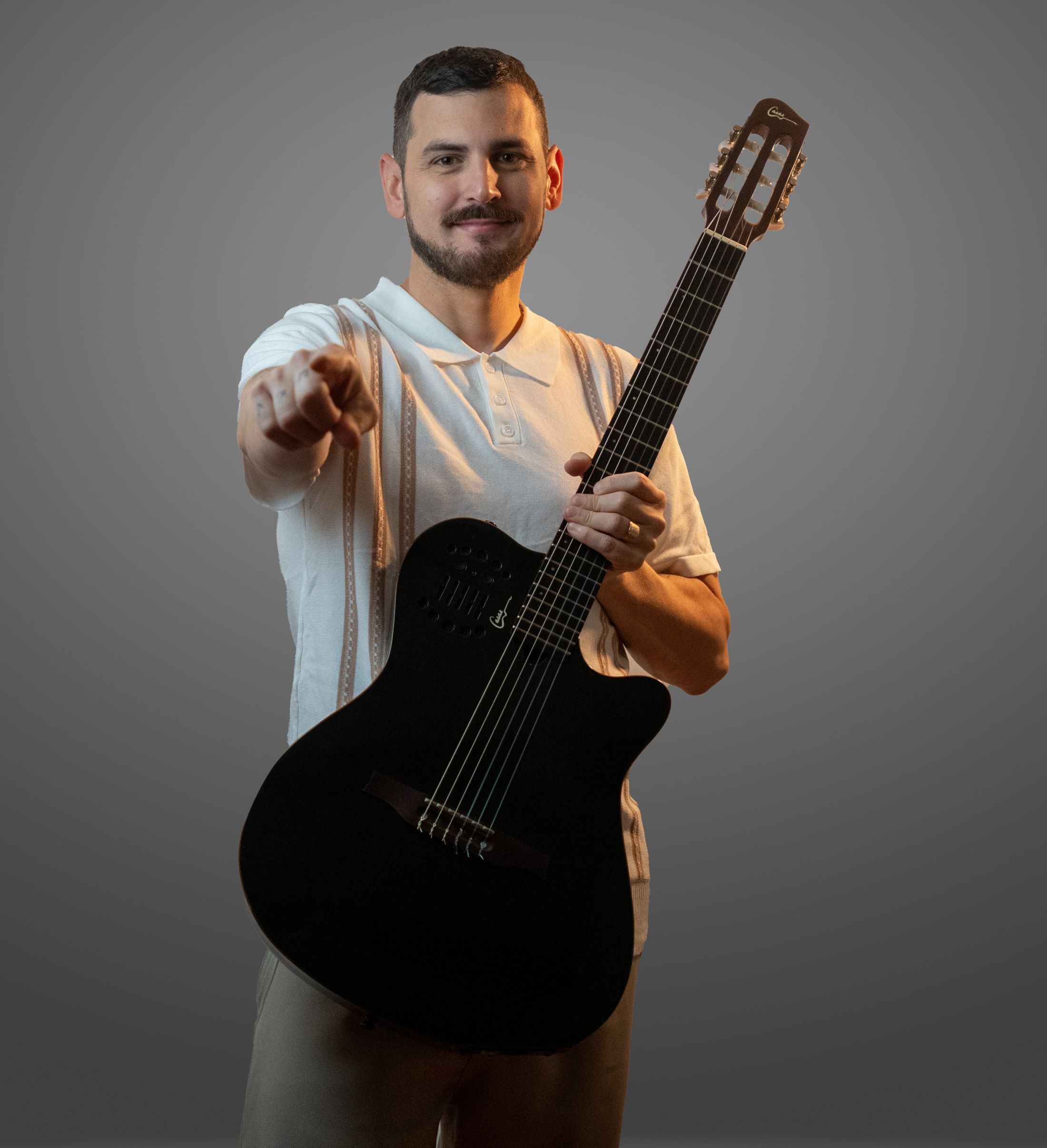 Lisandro Machado señalando al frente con su guitarra