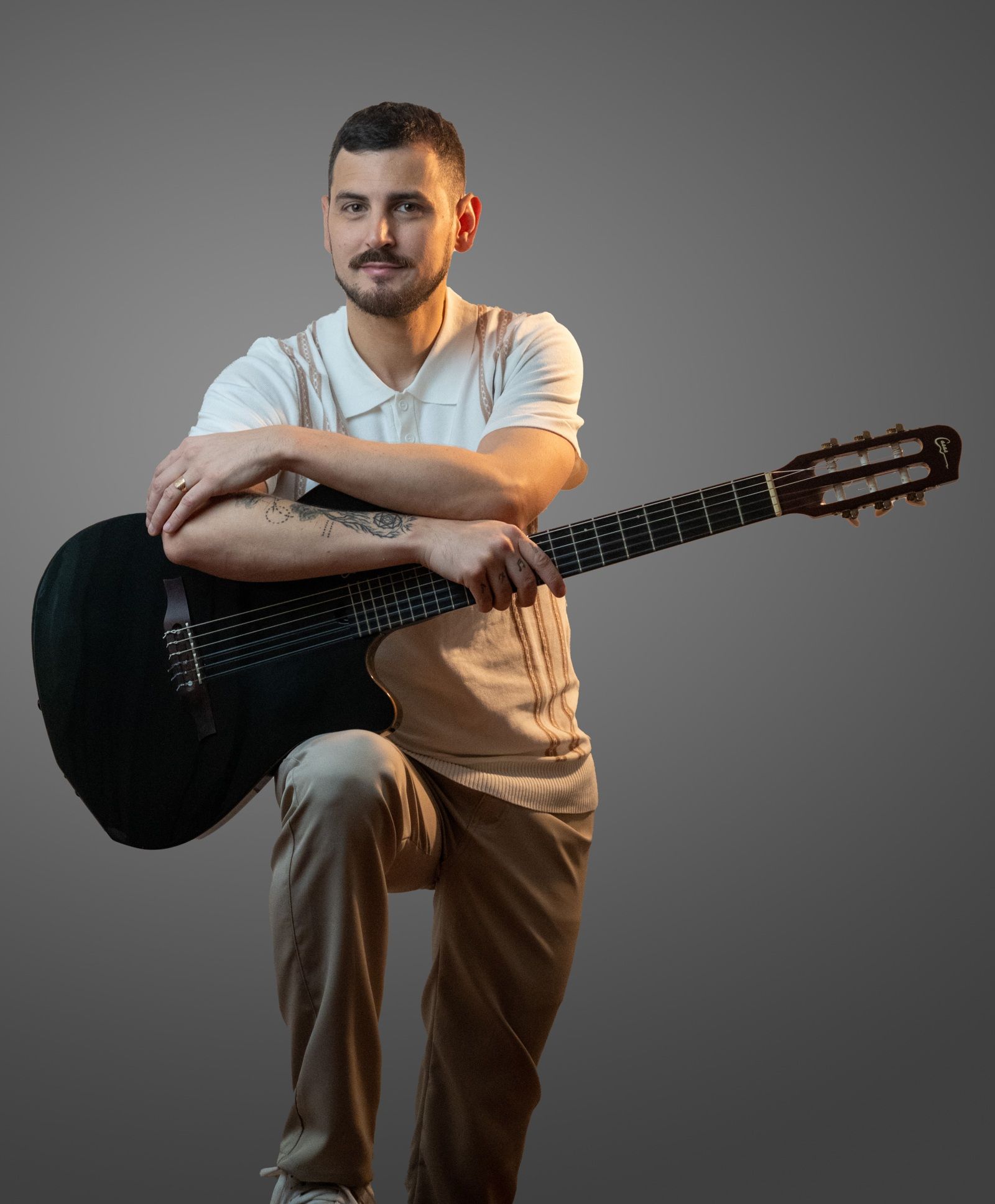Lisandro Machado sentado con su guitarra