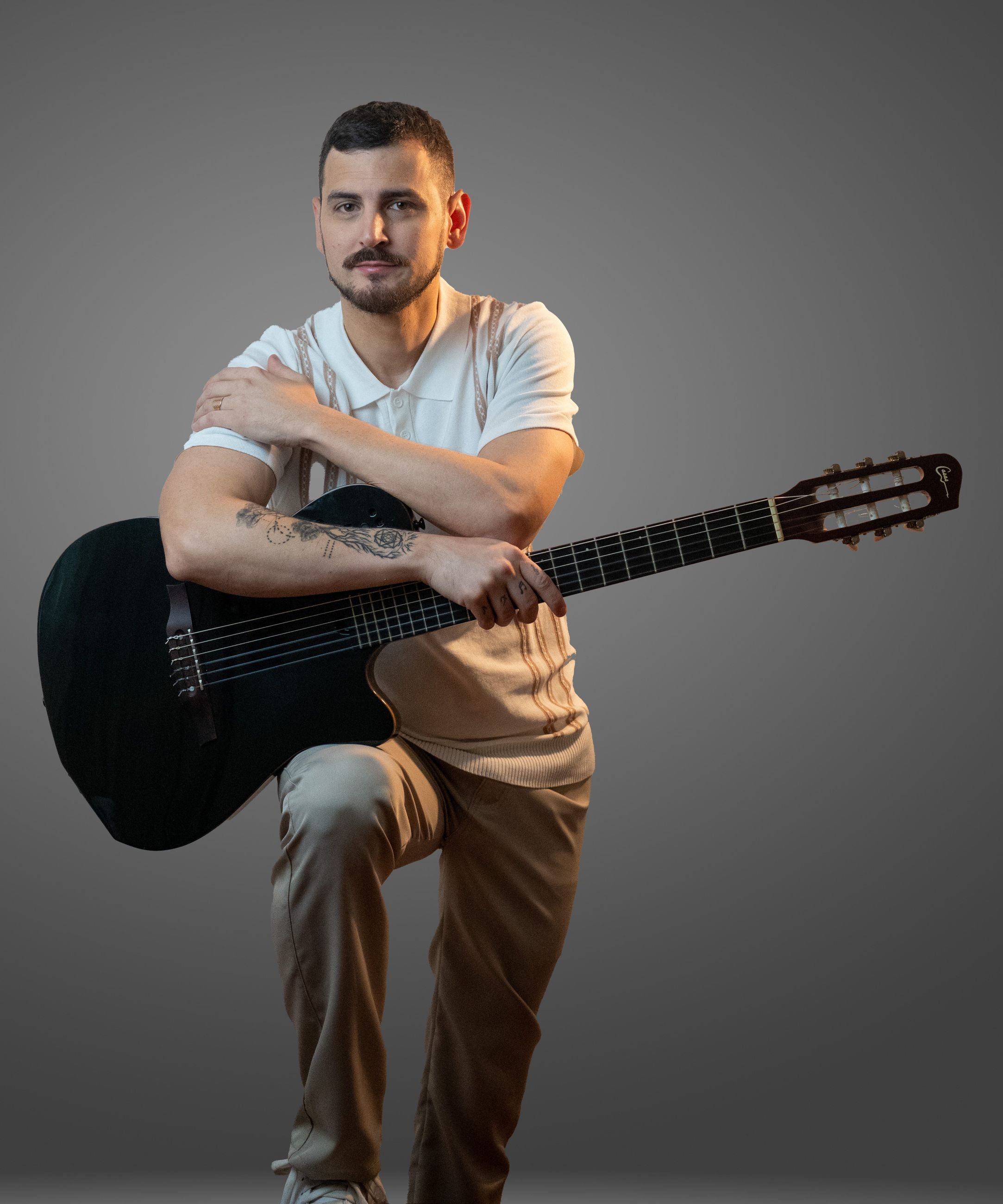 Lisandro Machado apoyado sobre su guitarra