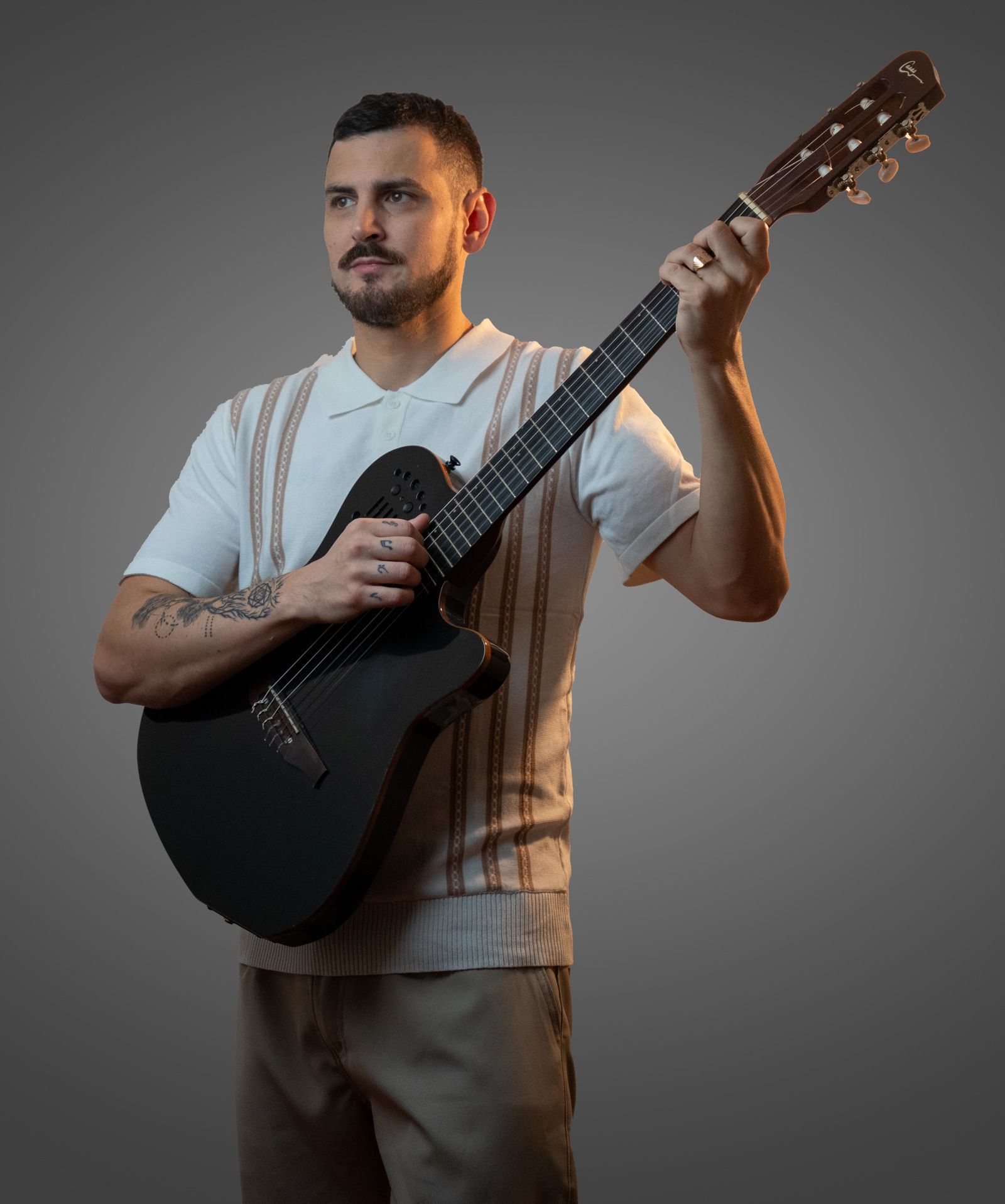 Lisandro Machado de pie con su guitarra