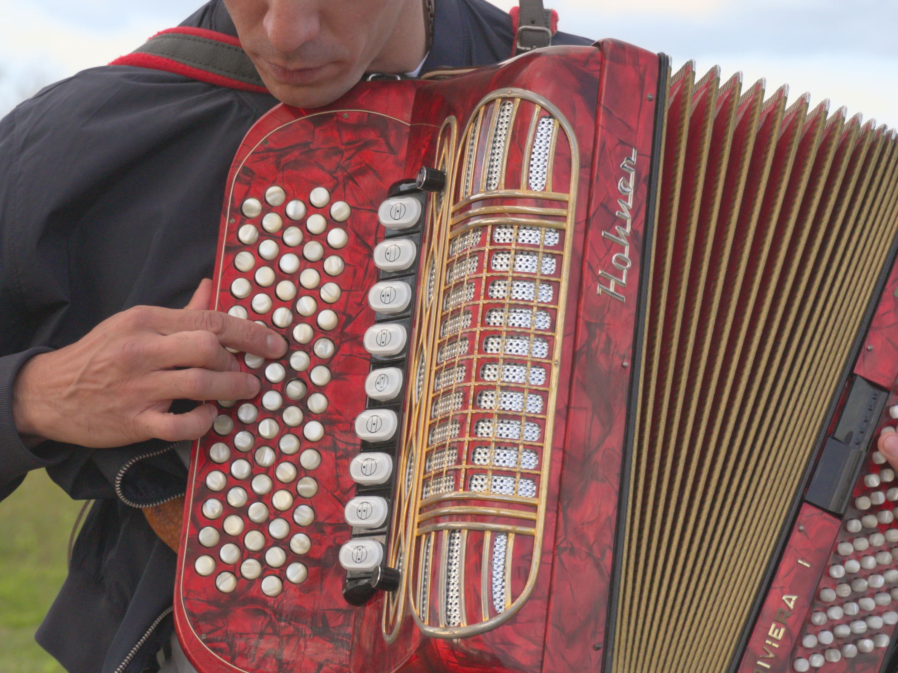 Detalle de las manos de un músico tocando el acordeón durante la filmación de Querencia