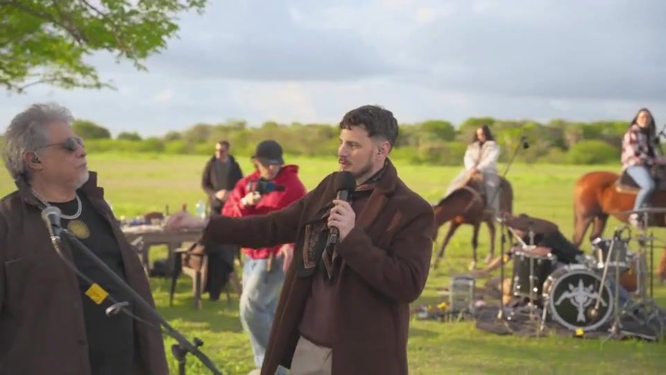 Lisandro Machado y los músicos durante la sesión de Querencia, al aire libre entre caballos